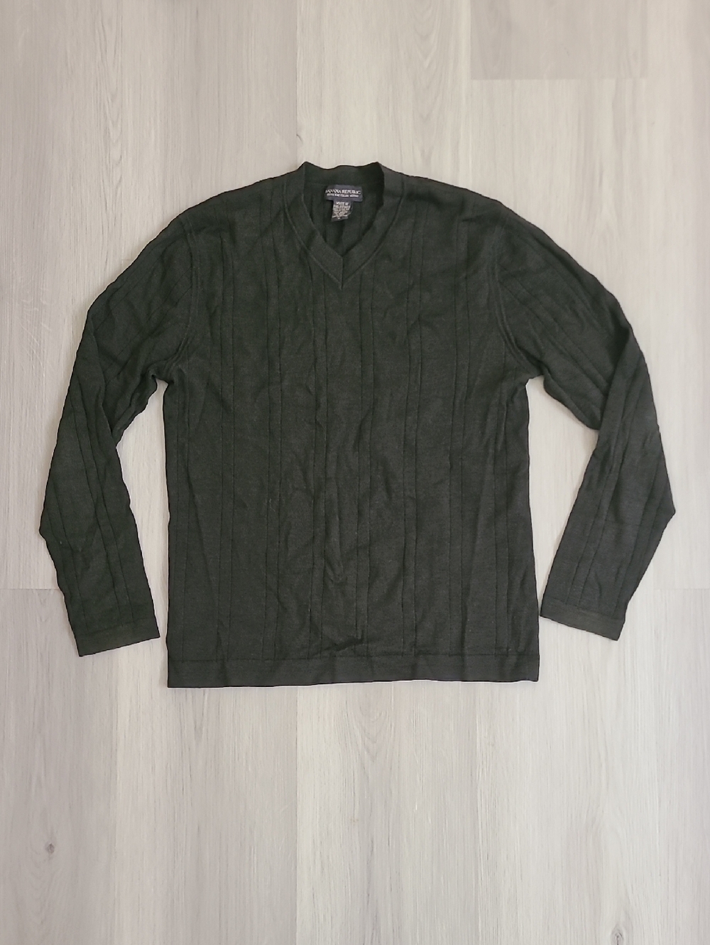 Banana Republic Green V-Neck Sweater 100% Extra Fine Italian Merino Wool Medium
